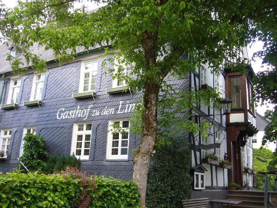 Hotel Gasthof Zu Den Linden Oberhundem Exterior foto